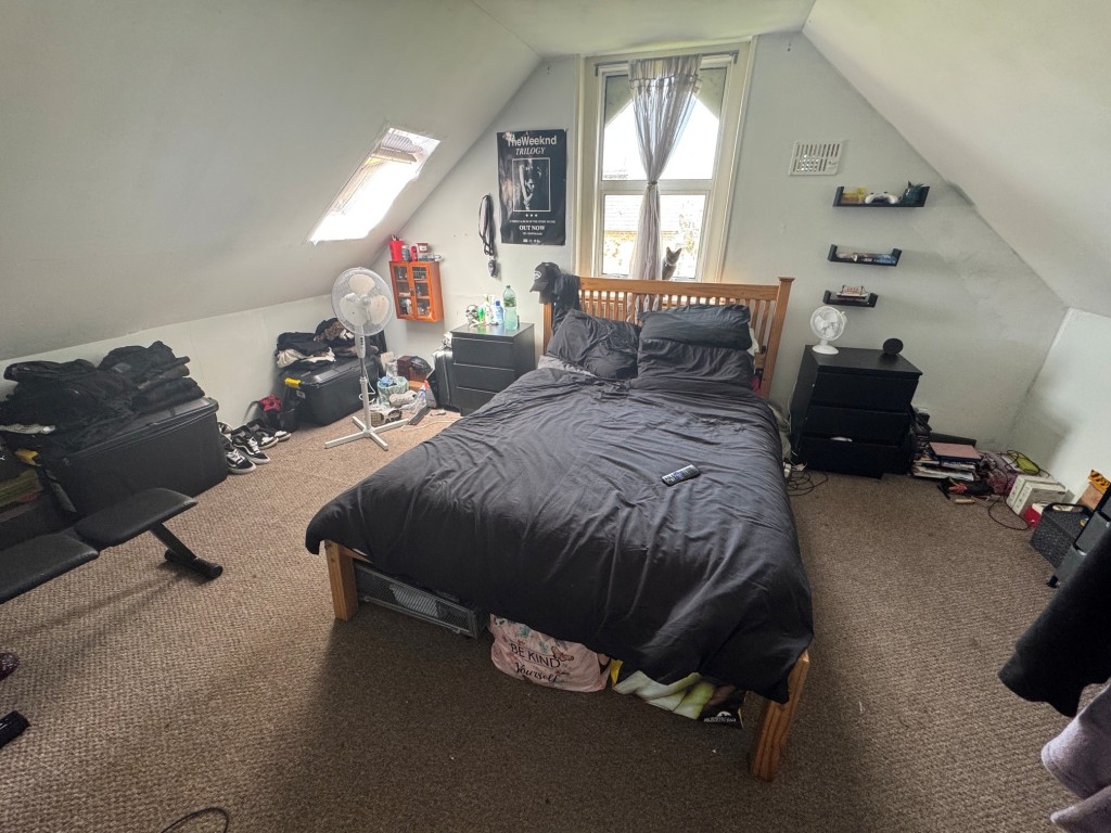 Lot: 72 - FREEHOLD BLOCK OF FOUR FLATS - Flat 4 - Bedroom